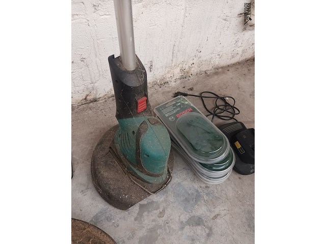 Lot 54 - bosch accu grastrimmer - afbeelding 2 van  6