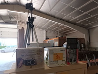 Lot 54 - digitale camera’s en statief. 4 stuks - afbeelding 1 van  7