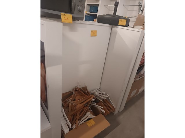 Lot 54 - dubbelzijdig winkel meubel - afbeelding 1 van  3