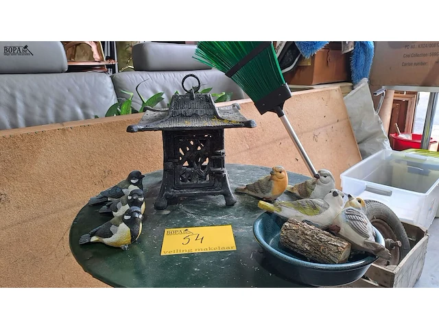 Lot 54 - gietijzeren vogelhuisje met 7 vogeltjes - afbeelding 1 van  4