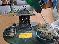 Lot 54 - gietijzeren vogelhuisje met 7 vogeltjes