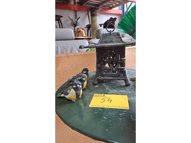 Lot 54 - gietijzeren vogelhuisje met 7 vogeltjes - afbeelding 2 van  4
