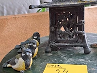 Lot 54 - gietijzeren vogelhuisje met 7 vogeltjes - afbeelding 2 van  4