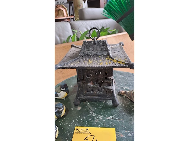 Lot 54 - gietijzeren vogelhuisje met 7 vogeltjes - afbeelding 4 van  4