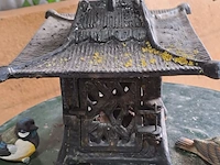 Lot 54 - gietijzeren vogelhuisje met 7 vogeltjes - afbeelding 4 van  4