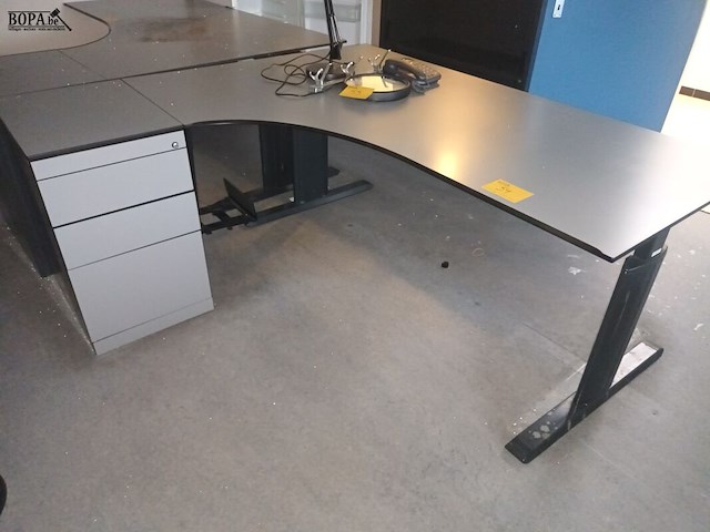 Lot 54 - hoekbureau met ladeblok - afbeelding 1 van  3