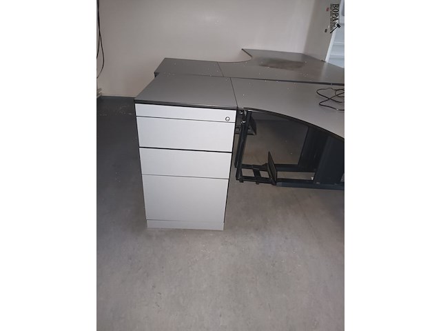 Lot 54 - hoekbureau met ladeblok - afbeelding 2 van  3