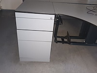 Lot 54 - hoekbureau met ladeblok - afbeelding 2 van  3