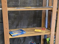 Lot 54 - houten rek 5 legplanken