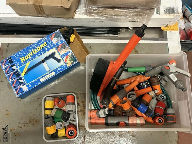 Lot 54 - lot diverse tuinslangkoppelinge en accessoires, verschillend - afbeelding 2 van  2