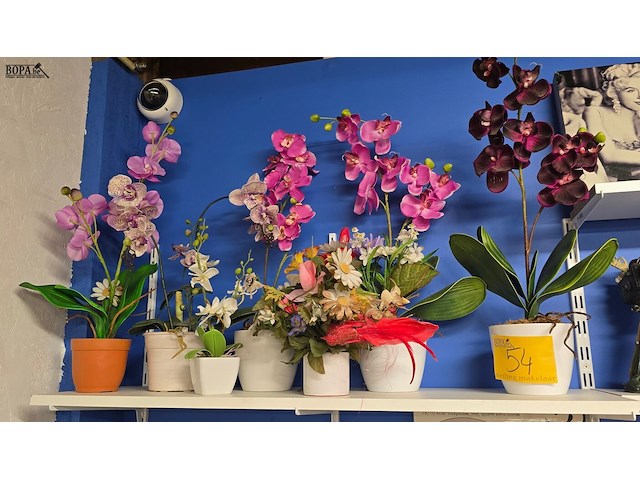 Lot 54 - lot kunstbloemen, 7 diverse potten - afbeelding 1 van  4