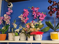 Lot 54 - lot kunstbloemen, 7 diverse potten - afbeelding 1 van  4