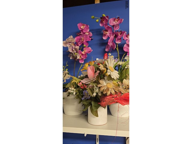 Lot 54 - lot kunstbloemen, 7 diverse potten - afbeelding 3 van  4