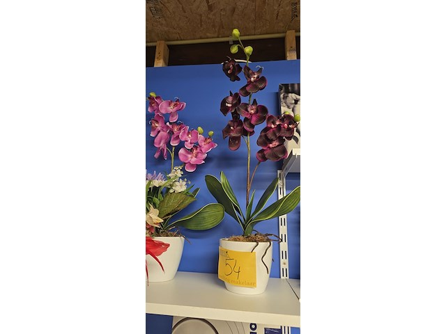 Lot 54 - lot kunstbloemen, 7 diverse potten - afbeelding 4 van  4