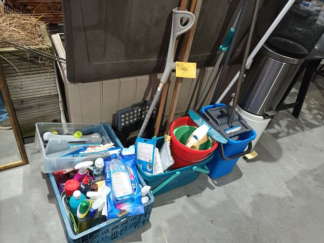 Lot 54 - lot poetsmateriaal - afbeelding 1 van  6