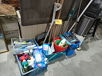 Lot 54 - lot poetsmateriaal - afbeelding 1 van  6