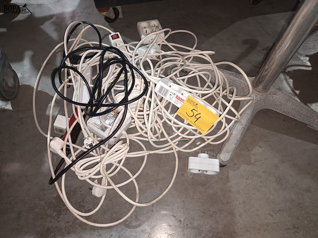 Lot 54 - lot verlengkabels en verdeelstekkers - afbeelding 1 van  3