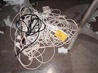 Lot 54 - lot verlengkabels en verdeelstekkers - afbeelding 1 van  3