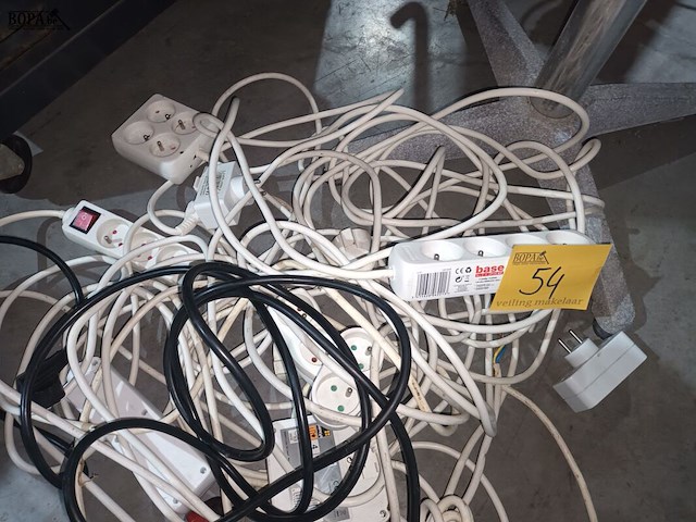 Lot 54 - lot verlengkabels en verdeelstekkers - afbeelding 2 van  3
