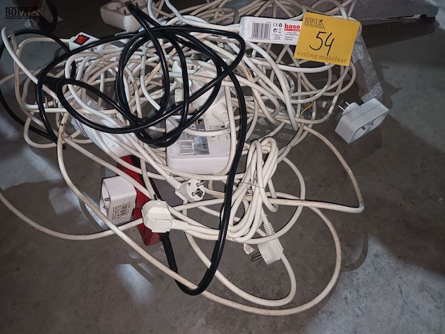 Lot 54 - lot verlengkabels en verdeelstekkers - afbeelding 3 van  3