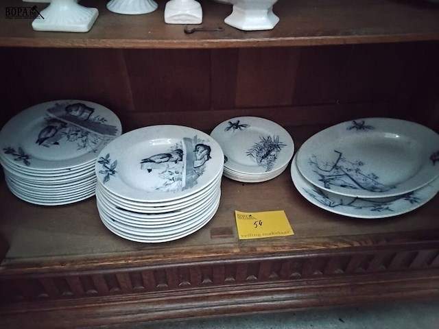 Lot 54 - maastrichts servies met tekening vogels plata - afbeelding 1 van  1