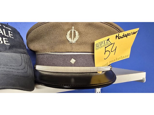 Lot 54 - madagascar 1 kepie en 1 pet - afbeelding 3 van  3