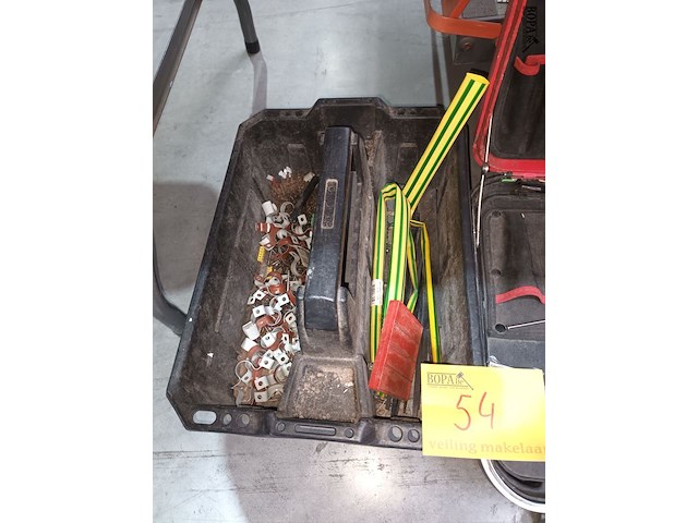 Lot 54 - materiaalkoffer en materiaalbak - afbeelding 2 van  3