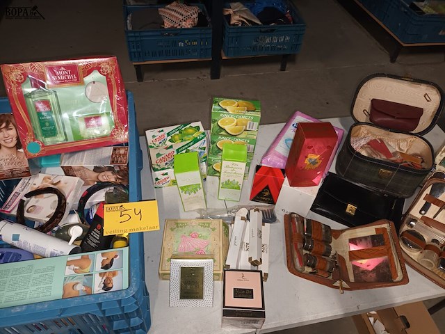 Lot 54 - persoonlijke verzorging - afbeelding 1 van  8