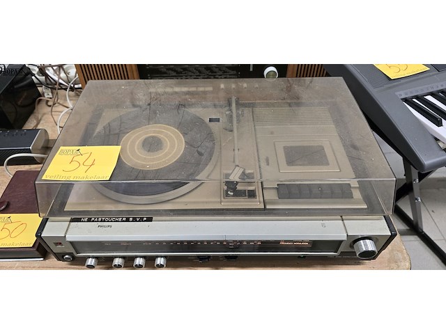 Lot 54 - platenspeler philips met cassette speler en radio - afbeelding 1 van  3