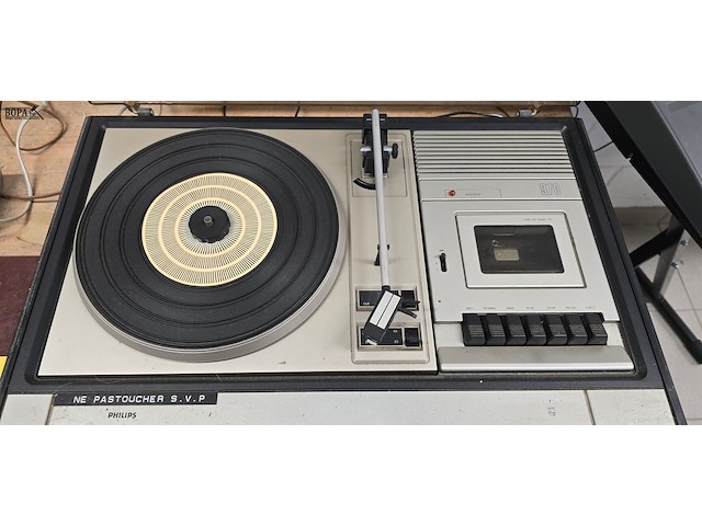 Lot 54 - platenspeler philips met cassette speler en radio - afbeelding 2 van  3