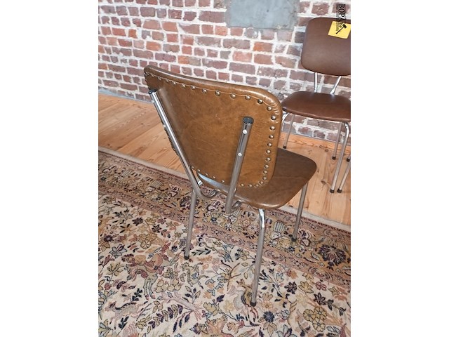Lot 54 - retro bruine keukenstoel. 3 stuks - afbeelding 2 van  2
