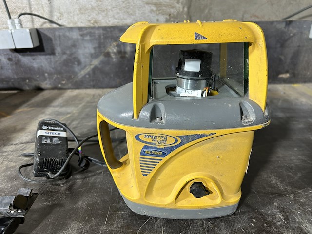 Lot 54 - spectra precision laser gl720 - afbeelding 3 van  6