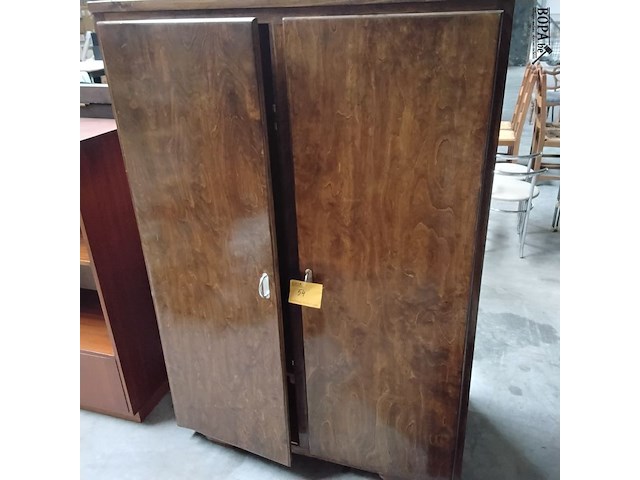 Lot 54 - vintage 2-deurs kast - glanzend houtfineer - afbeelding 1 van  3