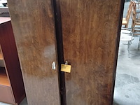 Lot 54 - vintage 2-deurs kast - glanzend houtfineer - afbeelding 1 van  3