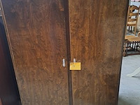 Lot 54 - vintage 2-deurs kast - glanzend houtfineer - afbeelding 2 van  3