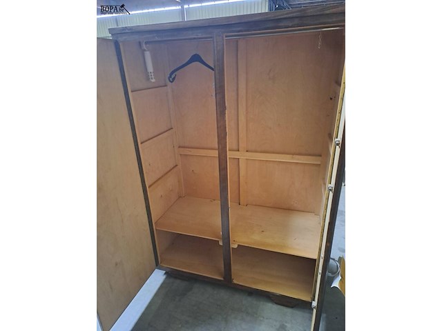 Lot 54 - vintage 2-deurs kast - glanzend houtfineer - afbeelding 3 van  3