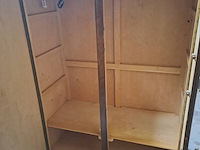 Lot 54 - vintage 2-deurs kast - glanzend houtfineer - afbeelding 3 van  3