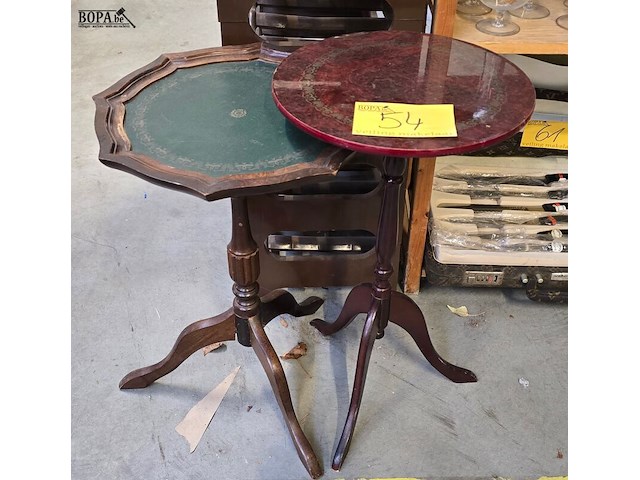 Lot 54 - vintage bijzet tafeltjes 2 stuks - afbeelding 1 van  3