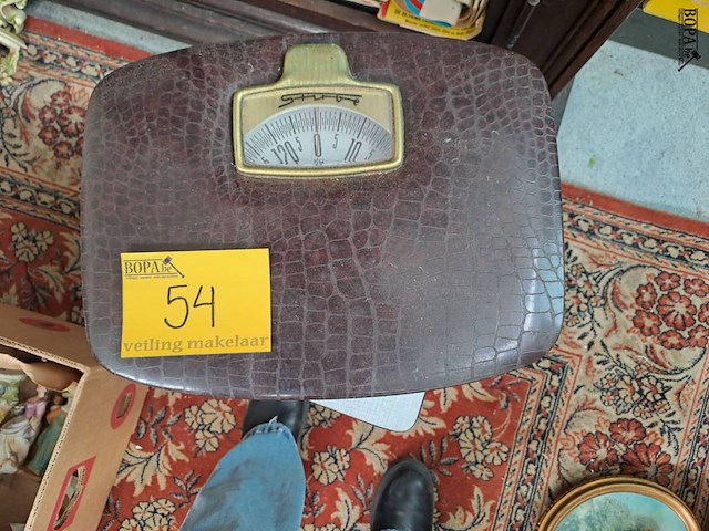 Lot 54 - vintage personenweegschaal stube afgewerkt met bruin slangen - afbeelding 1 van  2