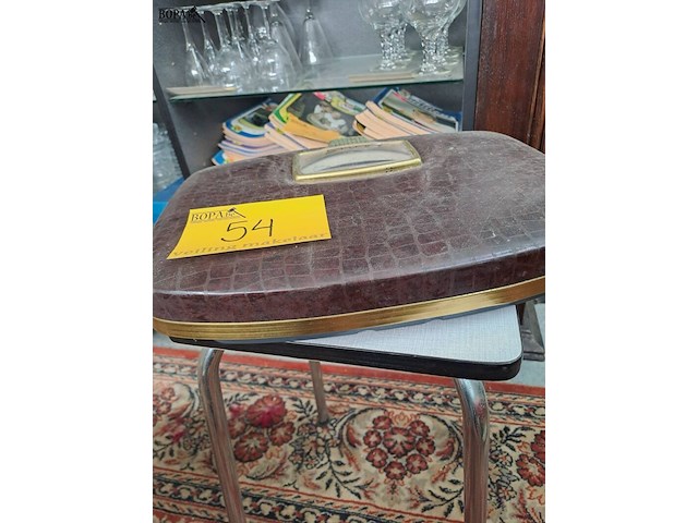 Lot 54 - vintage personenweegschaal stube afgewerkt met bruin slangen - afbeelding 2 van  2
