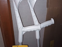 Lot 54 - wandel krukken. 2 stuks - afbeelding 2 van  2