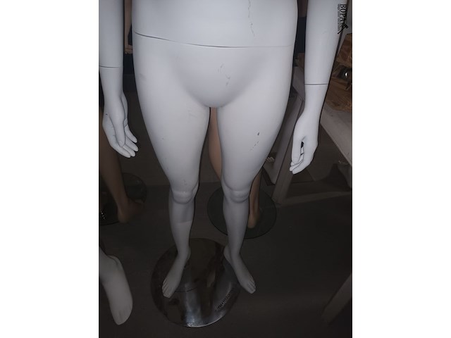 Lot 54 - witte paspop vrouw op voet - afbeelding 2 van  3