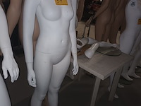Lot 54 - witte paspop vrouw op voet - afbeelding 3 van  3