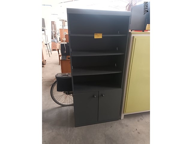 Lot 54 - zwarte boekenkast - afbeelding 1 van  3