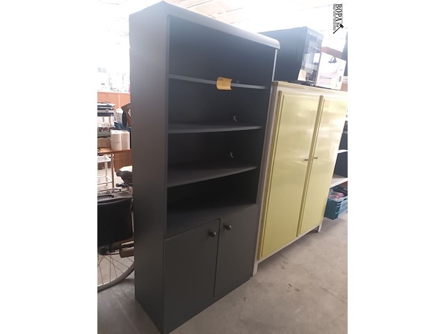 Lot 54 - zwarte boekenkast - afbeelding 2 van  3