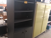 Lot 54 - zwarte boekenkast - afbeelding 2 van  3