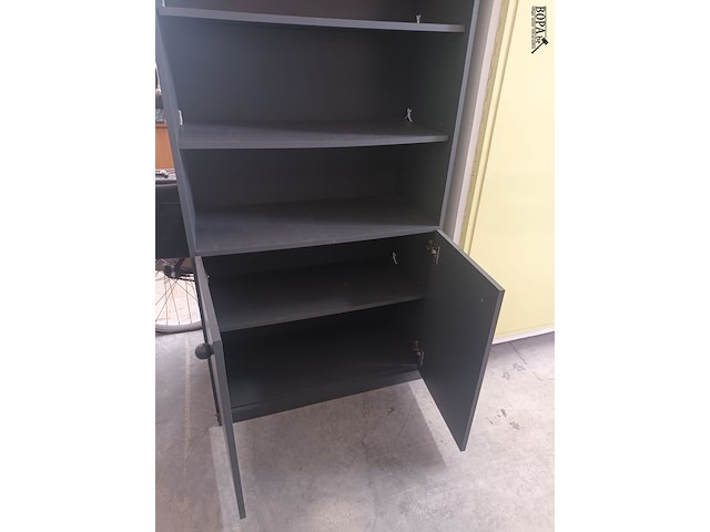 Lot 54 - zwarte boekenkast - afbeelding 3 van  3