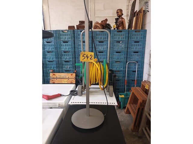 Lot 542 - staande lamp - afbeelding 1 van  2