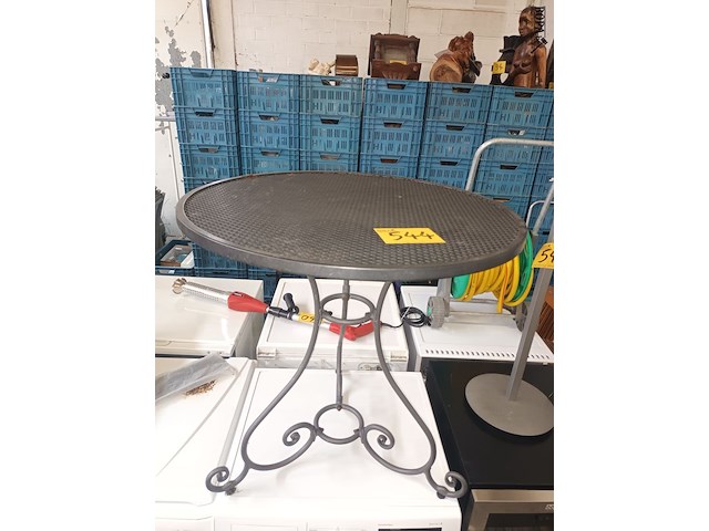 Lot 544 - metalen tuintafel - afbeelding 1 van  3