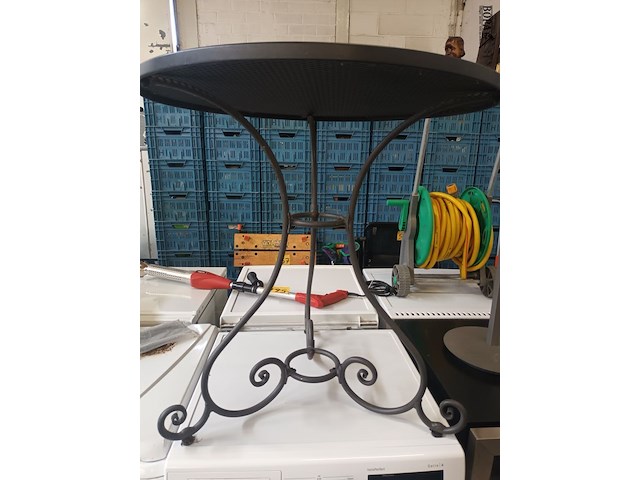 Lot 544 - metalen tuintafel - afbeelding 2 van  3